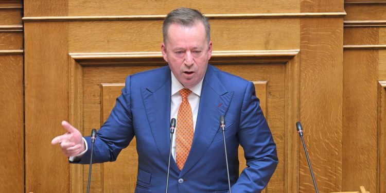 Η στιγμή που το 112 για την κακοκαιρία χτυπά στα κινητά των βουλευτών (βίντεο)