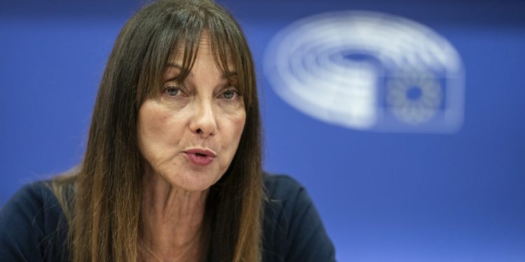 Άμεση λήψη μέτρων για τη συνδεσιμότητα των νησιών ζητά η Ελενα Κουντουρά