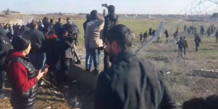 Χιλιάδες Κούρδοι γκρέμισαν τα σύνορα και πέρασαν στη Ροζάβα (βίντεο)