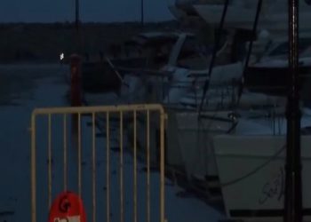 Νεκρός λιμενικός που παρασύρθηκε από κύματα στο Άστρος – Πώς έγινε η τραγωδία (βίντεο)