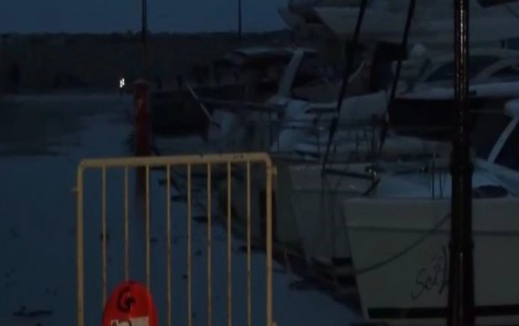 Νεκρός λιμενικός που παρασύρθηκε από κύματα στο Άστρος – Πώς έγινε η τραγωδία (βίντεο)