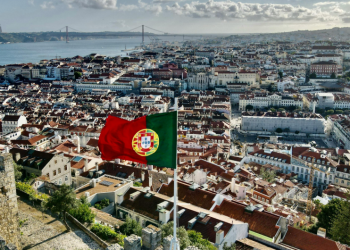 Με ακροδεξιά στροφή «χρεώνει» την Πορτογαλία η παραδοσιακή δεξιά