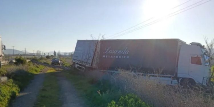 Νεκρός 41χρονος μετά από σύγκρουση αγροτικού με νταλίκα στην παράκαμψη Θηβών – Λιβαδειάς