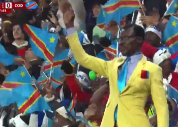 Ο οπαδός – άγαλμα στο Κόπα Άφρικα που έγινε viral: Η ιστορία πίσω από τον «Λουμούμπα»