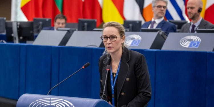 «Ατυχή συμβάντα» οι δολοφονίες της ICE για την ανιψιά της Λεπέν