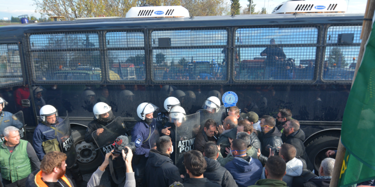 Καλπάκι: ΜΑΤ εμποδίζουν τους αγρότες να φτάσουν στο τελωνείο της Κακαβιάς (βίντεο)