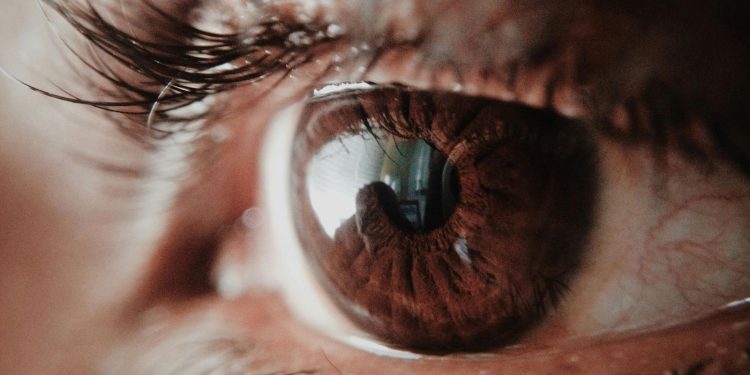 Άνοια: Το προειδοποιητικό σημάδι που εντοπίζεται στο μάτι