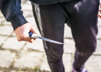 Νέο περιστατικό οπλοκατοχής στα σχολεία: Στη Γλυφάδα 16χρονος κυκλοφορούσε στο σχολείο ζωσμένος με μαχαίρια!