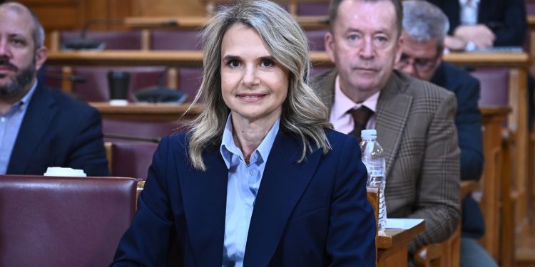 Μιλένα Αποστολάκη: Η κυβέρνηση ανοίγει το δρόμο για αυθαίρετες αυξήσεις στα ασφάλιστρα υγείας