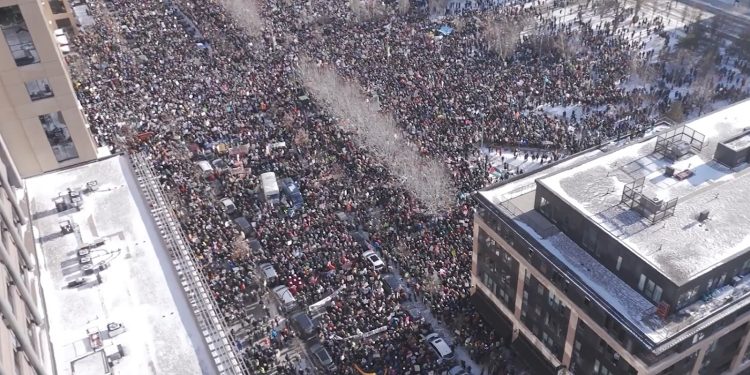 ΗΠΑ: Μαζικές διαδηλώσεις στη Μινεάπολη ενάντια στην ICE παρά το πολικό ψύχος (βίντεο)