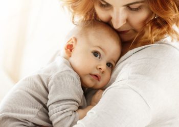 Επίδομα μητρότητας: Πότε γίνεται η πρώτη πληρωμή για το 2026