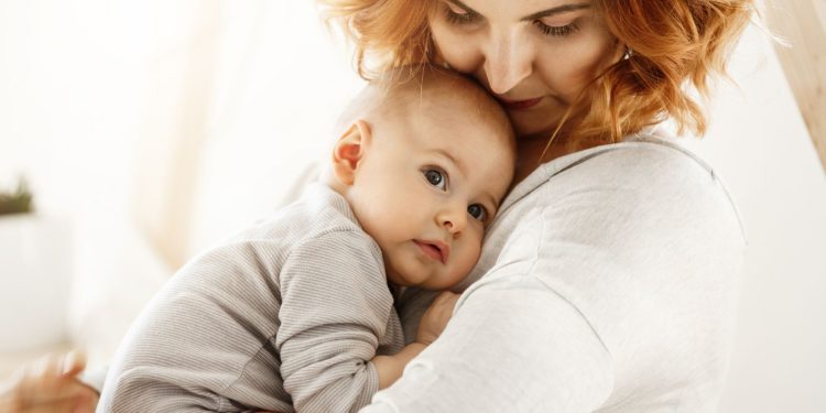 Επίδομα μητρότητας: Πότε γίνεται η πρώτη πληρωμή για το 2026