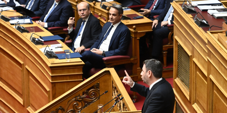 Η μπύρα Μητσοτάκη σε Ανδρουλάκη που «ξεθύμανε» στα 3/5 της Βουλής