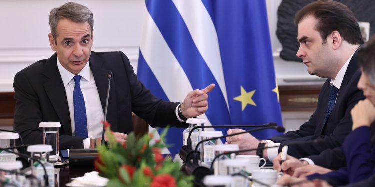 Ο Μητσοτάκης επιστρέφει από τη Μαδρίτη και ενεργοποιεί το plan b για τα μπλόκα