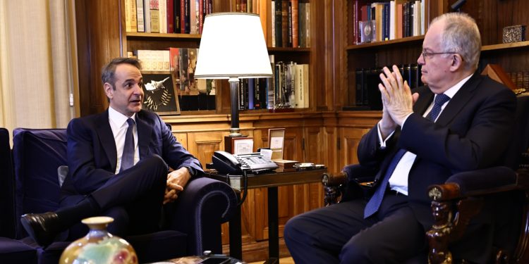 Μητσοτάκης σε Τασούλα: «Να πρυτανεύσει η λογική στις σχέσεις ΕΕ – ΗΠΑ»