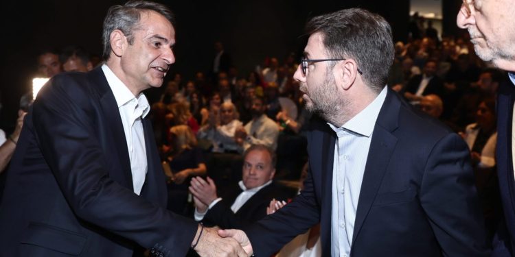 Το κυβερνητικό φλερτ με το ΠΑΣΟΚ περνά μέσα από τη Συνταγματική Αναθεώρηση