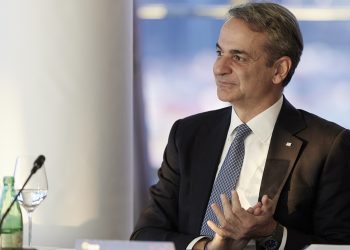 Με καραμανλικούς ζεσταίνει τον κομματικό μηχανισμό ο Μητσοτάκης