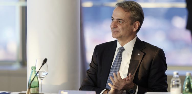 Με καραμανλικούς ζεσταίνει τον κομματικό μηχανισμό ο Μητσοτάκης