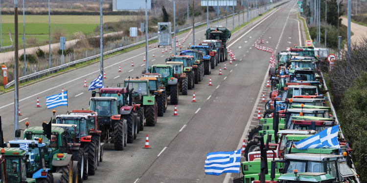 Οι αγρότες απαντούν με τετραήμερο «μπλακ άουτ» στις απειλές της κυβέρνησης