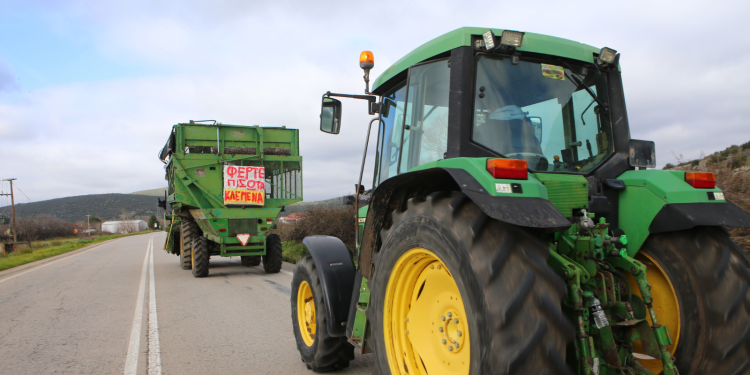 Αγροτικά μπλόκα: Αποχώρησαν τα τρακτέρ από Μάλγαρα, Χαλκηδόνα και Κάστρο (βίντεο)