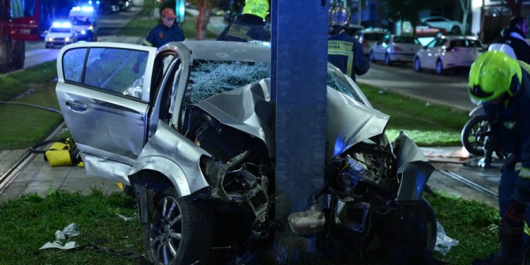 Νέα Σμύρνη: Σοβαρό τροχαίο με δύο τραυματίες στις γραμμές του Τραμ