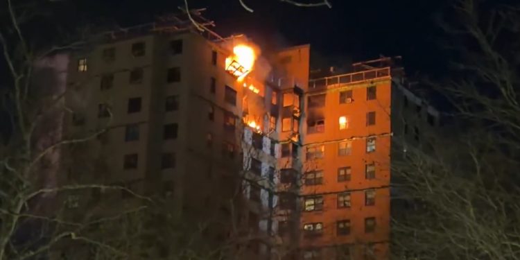 Νέα Υόρκη: Πολυκατοικία στις φλόγες μετά από έκρηξη υγραερίου (βίντεο)