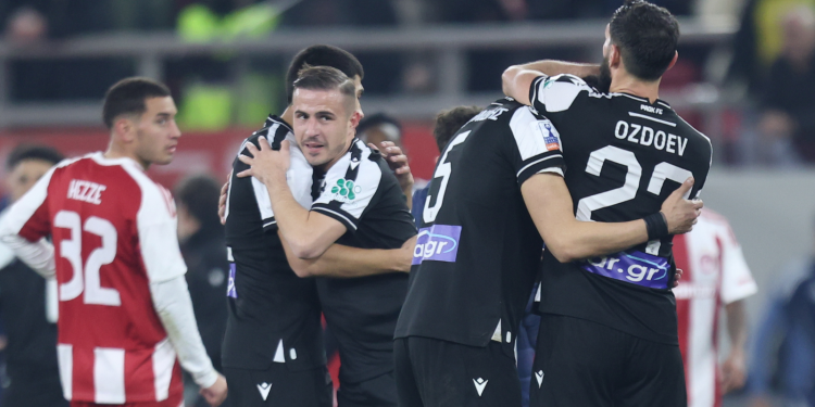 Ο ΠΑΟΚ νίκησε τον Ολυμπιακό 2-0 στο Φάληρο και πανηγύρισε την πρόκριση