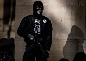 Οι Black Panthers επανεμφανίζονται ένοπλοι σε διαδηλώσεις κατά του ICE (βίντεο)