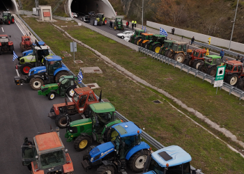 Στάση αναμονής στα μπλόκα πριν τις κυβερνητικές ανακοινώσεις