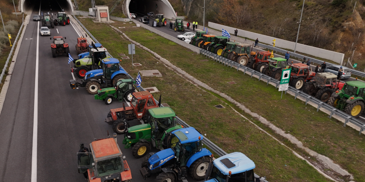 Στάση αναμονής στα μπλόκα πριν τις κυβερνητικές ανακοινώσεις