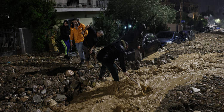 Νεκρή γυναίκα στην Άνω Γλυφάδα: Χτυπήθηκε από όχημα που παρασύρθηκε
