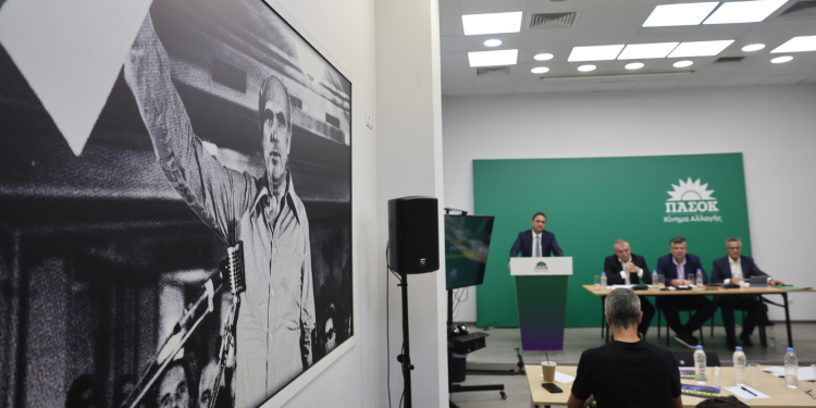 Αμφίπλευρη διεύρυνση για να ξεκολλήσει η «βελόνα» εξετάζουν στο ΠΑΣΟΚ