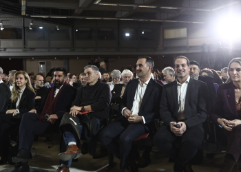 Τσακαλώτος-Τζανακόπουλος: γύρω γύρω όλοι και στη μέση ο Τσίπρας