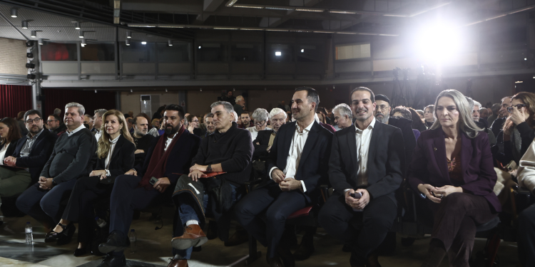 Τσακαλώτος – Τζανακόπουλος: Γύρω γύρω όλοι και στη μέση ο Τσίπρας