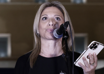 MRB: Ισχυρή δυναμική η Καρυστιανού – Από πού παίρνει στήριξη ο Αλέξης Τσίπρας