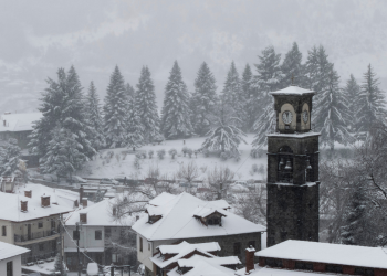 Σφοδρή κακοκαιρία χτυπά την Ελλάδα: Χιόνια, καταιγίδες και άνεμοι έως 10 μποφόρ (βίντεο)