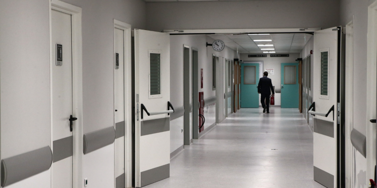 Γρίπη Α: Αυξάνονται απότομα τα κρούσματα – Σε συναγερμό οι υγειονομικές αρχές (βίντεο)