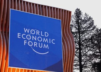 Καμπανάκι από το Νταβός: «Τσουνάμι» για μεσαία τάξη και νέους η Τεχνητή Νοημοσύνη