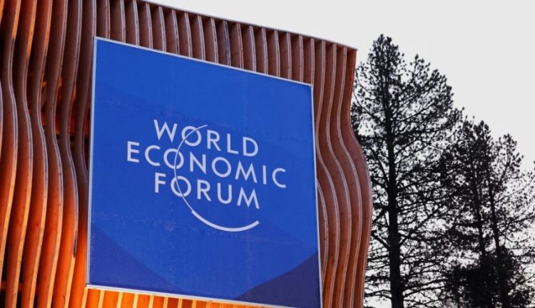 Καμπανάκι από το Νταβός: «Τσουνάμι» για μεσαία τάξη και  νέους η Τεχνητή Νοημοσύνη