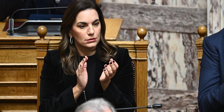 Η απάντηση της Κεφαλογιάννη για τη «φωτογραφική» τροπολογία