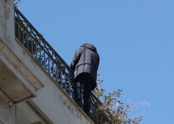 Ομόνοια: Άνδρας απειλεί να πέσει από κτίριο