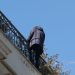 Ομόνοια: Άνδρας απειλεί να πέσει από κτίριο
