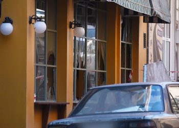 Παραλίγο Κραν Μοντανά στο Παγκράτι: Όταν βεγγαλικό σε τούρτα προκάλεσε φωτιά και τραυματισμούς σε μπαρ