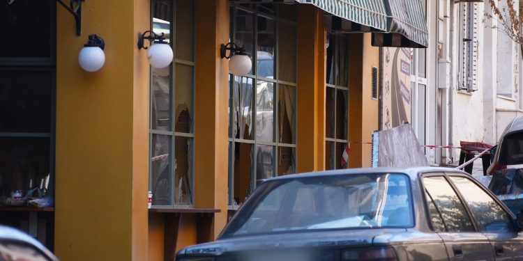 Παραλίγο Κραν Μοντανά στο Παγκράτι: Όταν βεγγαλικό σε τούρτα προκάλεσε φωτιά και τραυματισμούς σε μπαρ