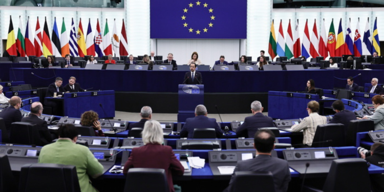 Η Ευρώπη απαντά στον Τραμπ, με πάγωμα συμφωνίας για τους δασμούς