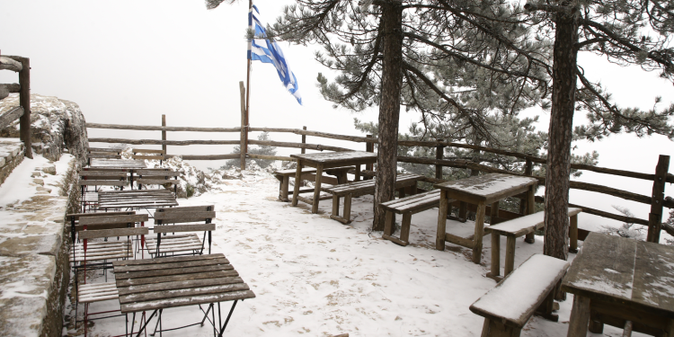 Στα «λευκά» ντύθηκε η Πάρνηθα – Πότε αναμένεται να υποχωρήσει το «πολικό» ψύχος (φώτο, βίντεο)