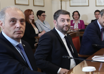 ΠΑΣΟΚ vs Ελληνική Λύση: Καβγάς με φόντο Μαξίμου και ΑΔΑΕ