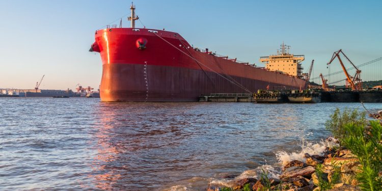 Ρωσία: Έστειλε πολεμικό πλοίο για να συνοδεύσει πετρελαιοφόρο που καταδιώκουν οι ΗΠΑ