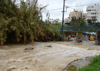 Κακοκαιρία: Εκκενώνονται σπίτια στον Άγιο Δημήτριο Αττικής (βίντεο)