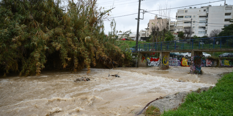 Κακοκαιρία: Εκκενώνονται σπίτια στον Άγιο Δημήτριο Αττικής (βίντεο)